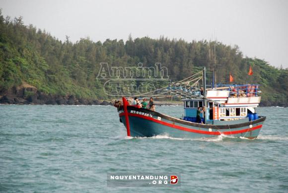 ຊາວປະມົງຫຼີເຊີນຄັດ ຄ້ານເລື່ອງຈີນນຳ ຮ້ານເຈາະນ້ຳມັນ ໄຮ​ຢາງ 981 ເຂົ້າເຂດນ່ານ ທະເລຫວຽດນາມ